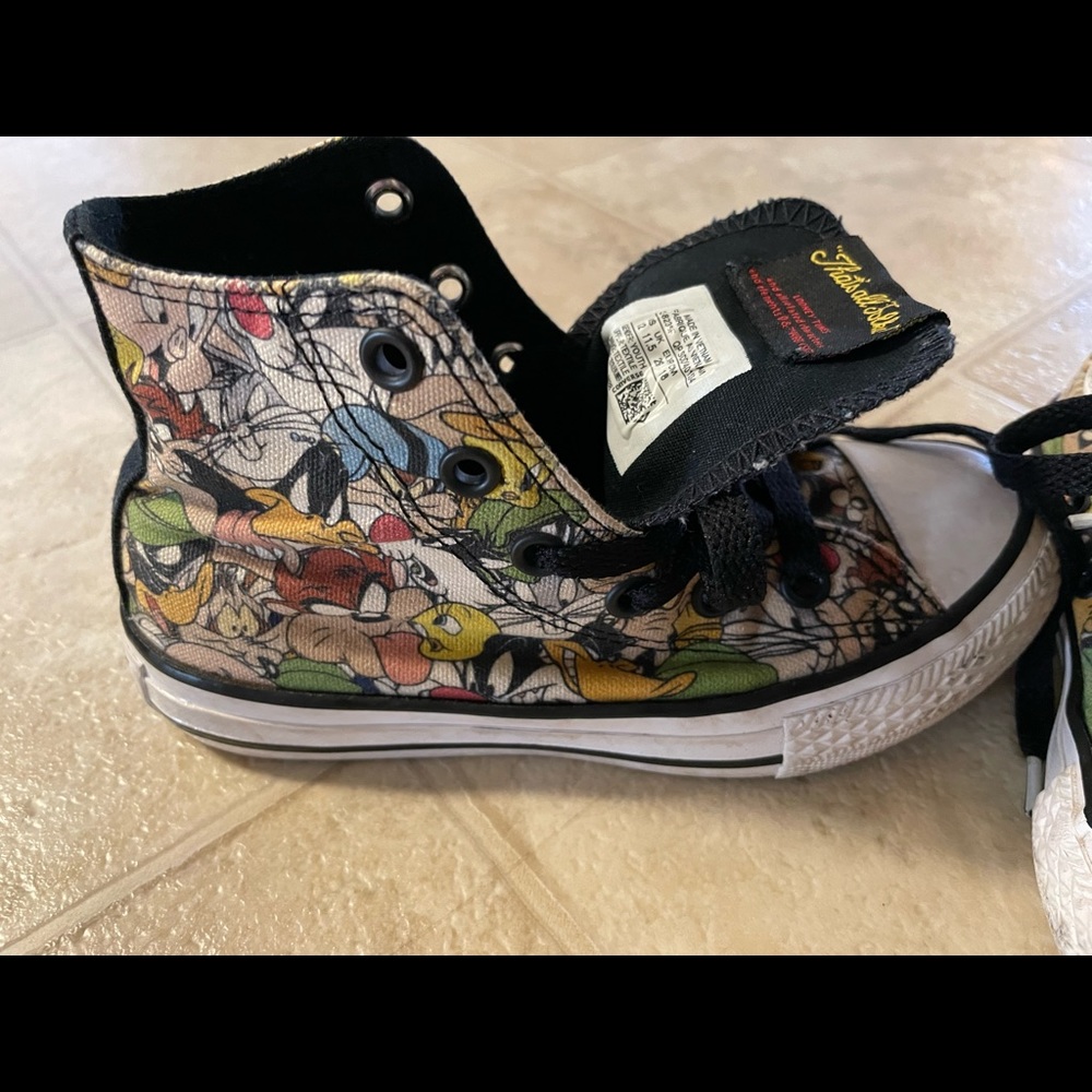 Converse Chuck Taylor All Star Hi Tops Looney Tunes  Sz US 12Y